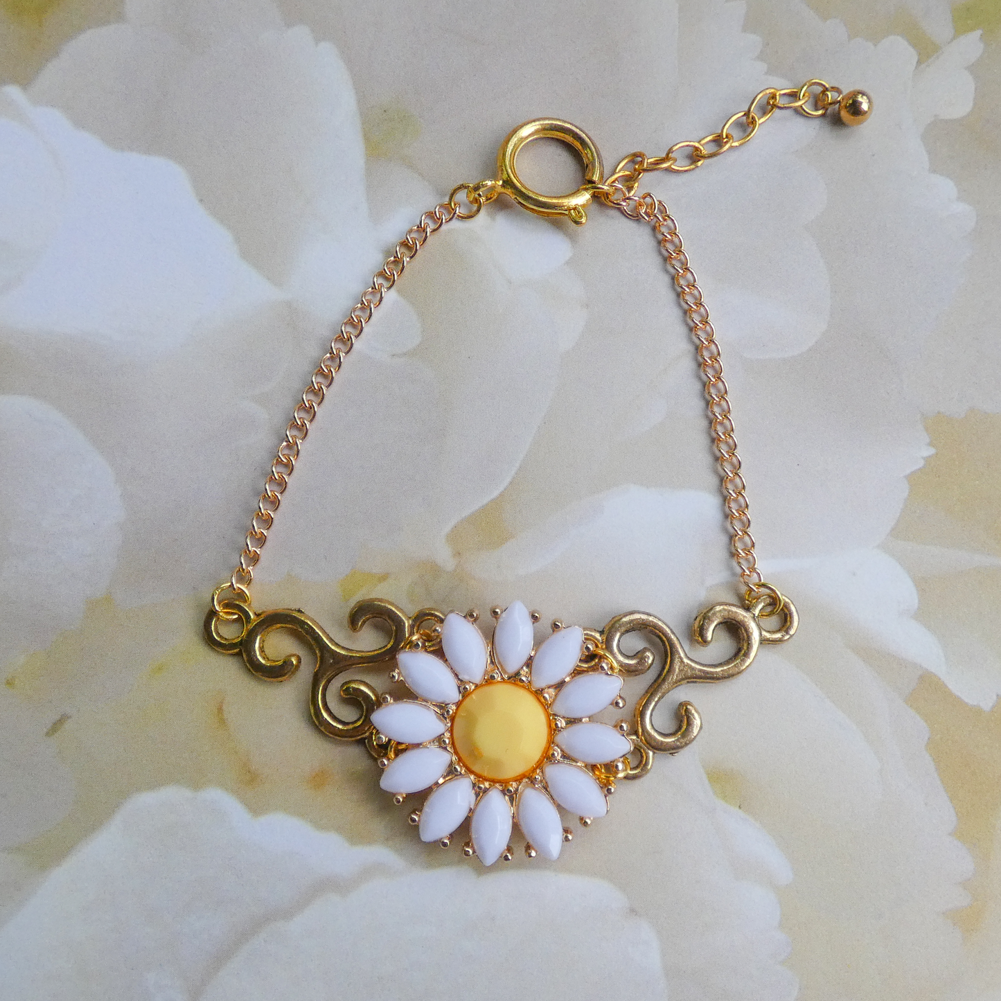 Intricate Gold Daisy Chain Bracelet